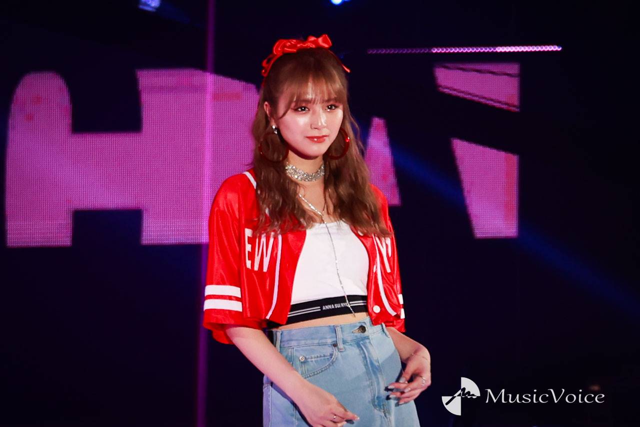 AMEFURASSHI・愛来、大胆美脚　スリットスカートをクールに着こなし