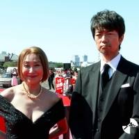 浅野温子、大胆オフショルドレス