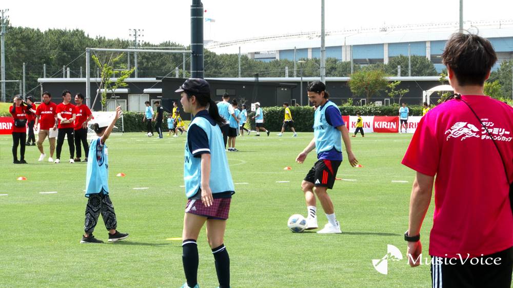 南野拓実×中村敬斗×清水梨紗×小久保玲央ブライアン、ウォーキングフットボールで夢の交流