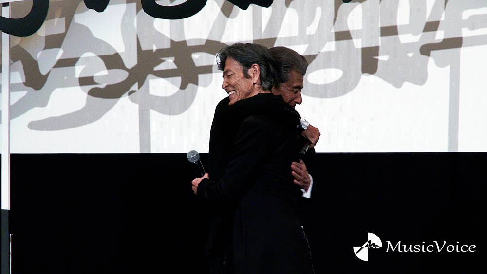 舘ひろし＆柴田恭兵「あぶ刑事」最強バディが熱い抱擁「出会えたのは奇跡」