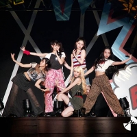 UNLAME、X-girl衣装でパフォーマンス