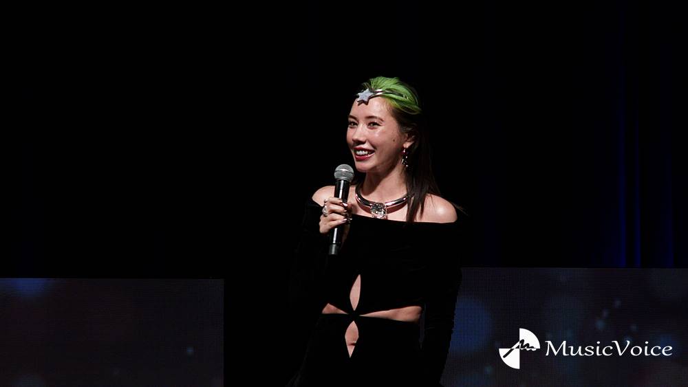 仲里依紗、美腹筋ちらり　オフショルドレスでオープニングセレモニー