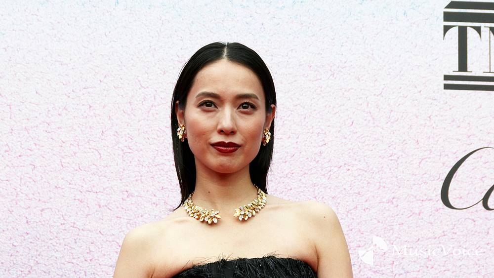 戸田恵梨香、深いスリッドドレスで大胆美脚　輝く5400万円の豪華ネックレス