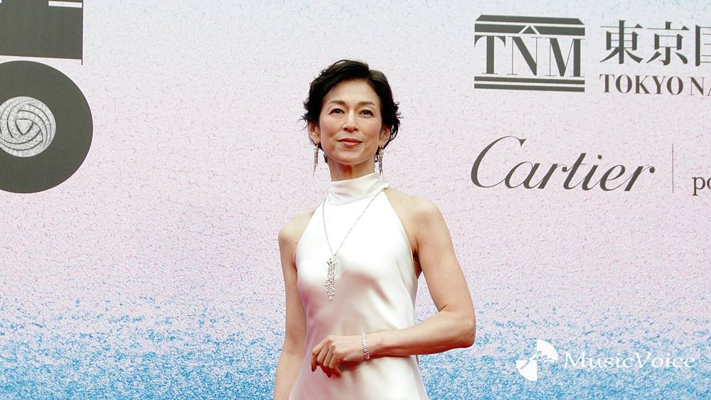 鈴木保奈美、美スタイル映えるワンピドレス　総額１億３千万円のジュエリー