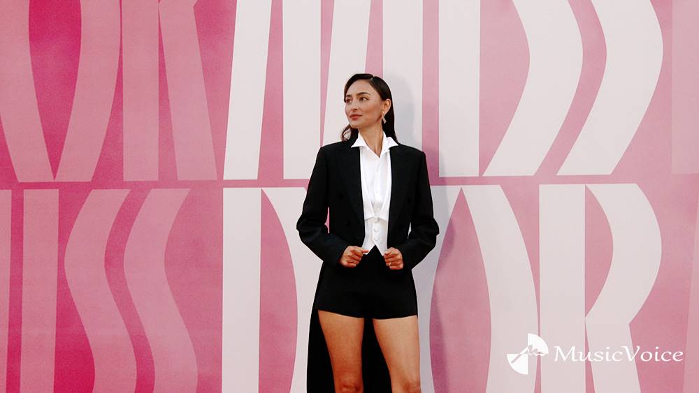 長谷川潤「今年の夏は…」美脚全開、美スタイル際立つショーパンセットアップ