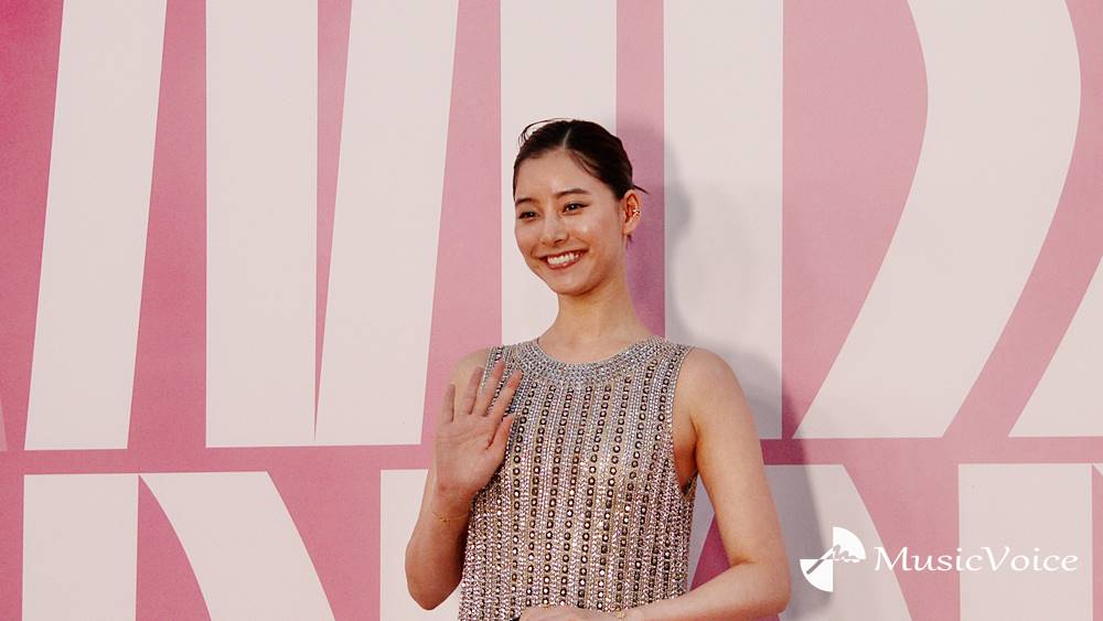 新木優子、美しさ放つエレガントなヌーディードレス　優子スマイルも！