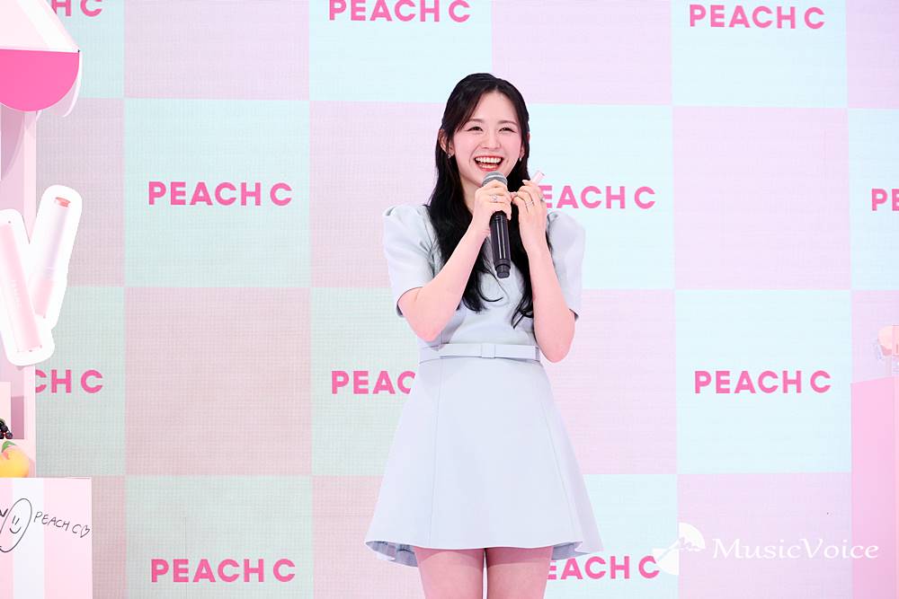 Kep1erマシロ、うるつや唇と美しさに司会者べた褒め　普段はすっぴんも