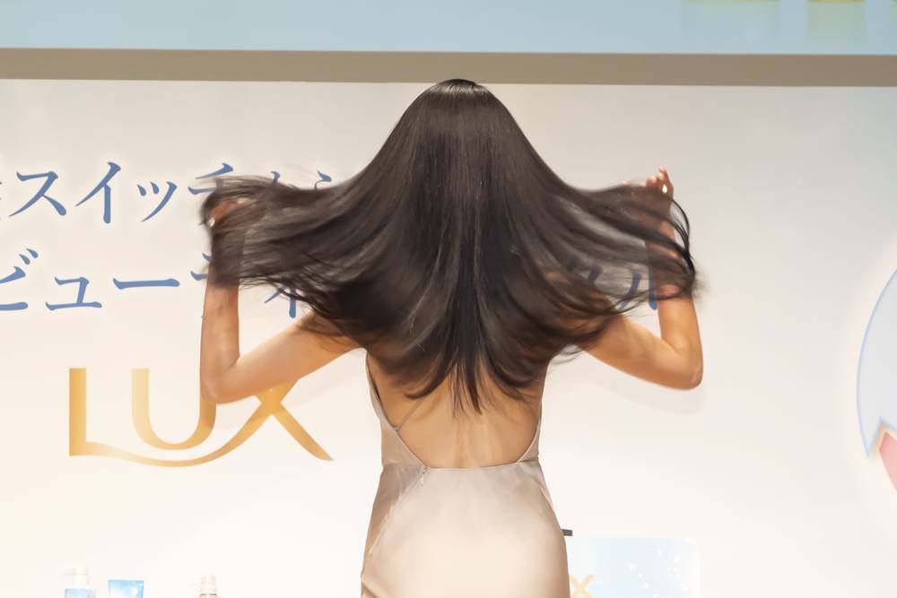 冨永愛、異次元の美スタイル＆ツヤ髪　菊地亜美は羨望の眼差し