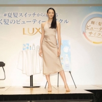 冨永愛、異次元の美スタイル＆ツヤ髪