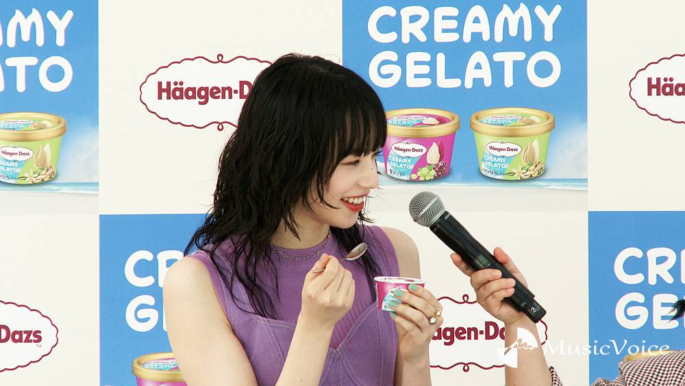 小松菜奈、あまりの美味しさに色っぽい声が漏れる　ニッチェとクリーミー ジェラートを満喫