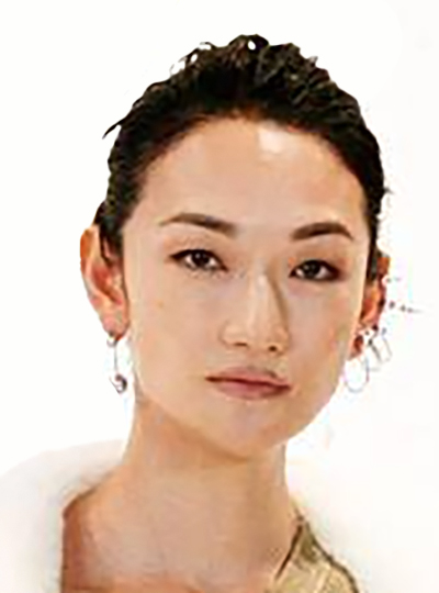 冨永愛、シャツ１枚の大胆肌見せ「足の筋がカッコイイ」「圧倒的に綺麗」