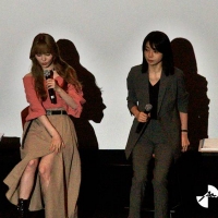 加藤史帆、スカートめくれる