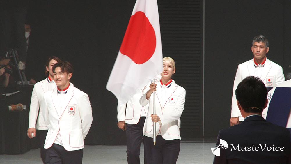 パリ五輪日本選手団、壮行会で堂々の入場　旗手の半井重幸選手と江村美咲選手「涙が」
