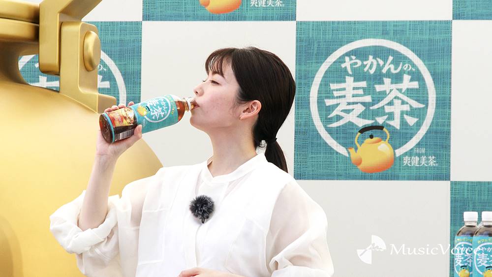 小芝風花＆友近、炎天下の浅草で麦茶ゴクリ「冷えてんでぇ」