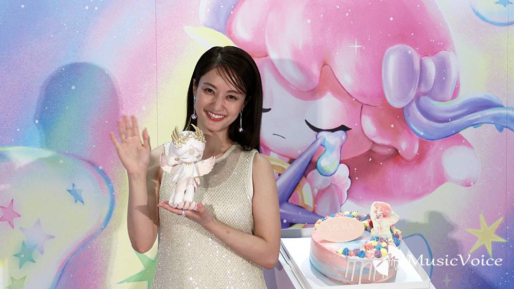 谷まりあ、キラキラのワンピドレス姿で登場　サプライズ誕生日ケーキに歓喜