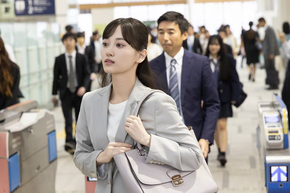 山下美月、乃木坂46卒業後初のCMで会社員役　通勤姿やパジャマ姿も披露