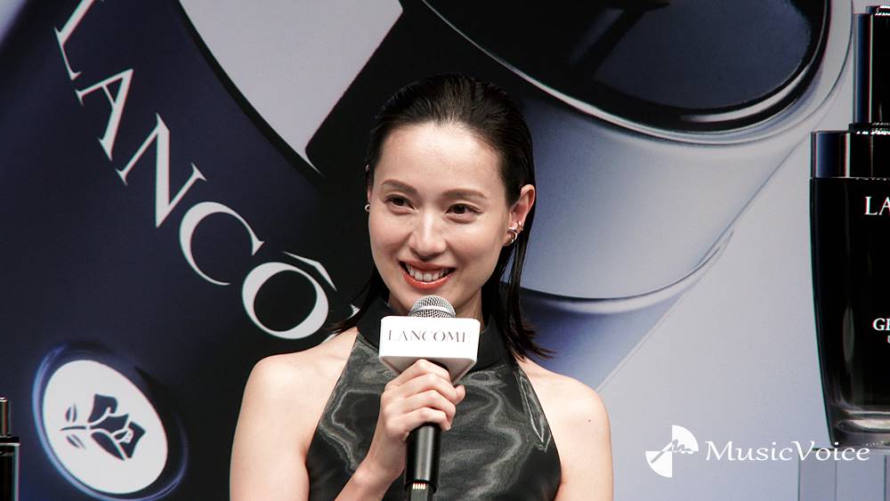 戸田恵梨香、美背中映えるホルターネックドレスにレアなデコ出し「ちょっと恥ずかしい」