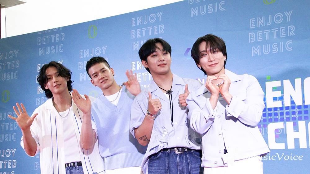 BTOB、レッドカーペットに登場　大歓声のなかハートマークも