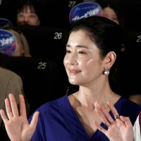 石田ひかり、変わらずの美しさ　チャーミングに小走りも　『ブルーピリオド』で眞栄田郷敦の母役