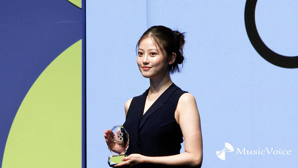 今田美桜、Audi特別賞　深いＶネックのノースリドレスで授賞式「大人になった気持ち」