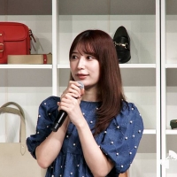 美しすぎるラウンドガールで話題の雪平莉左、美脚全開　超ミニのショーパン姿で登場