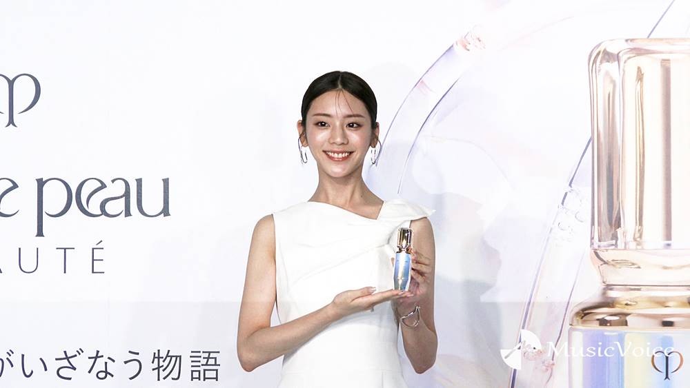 貴島明日香、美スタイル際立つドレス姿　ゲームが趣味も最近は「アウトドアも始めました」