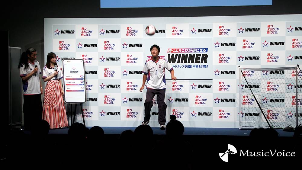影山優佳も驚いた、パンサー尾形のサッカーの実力　リフティングからシュート「すごーい！」