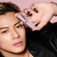 平野紫耀、日本人初の全国YSL店頭にビジュアル並ぶ　挑発的で“BAD BOY”なムードに