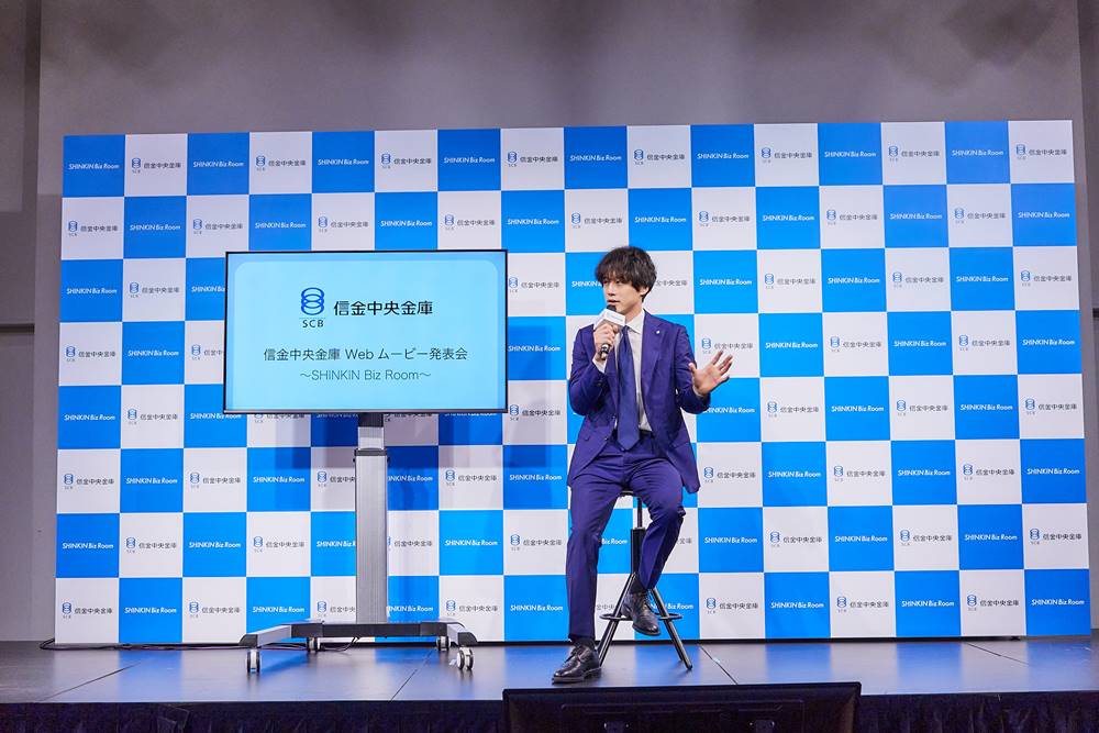坂口健太郎「自分自身が悩みだった」俳優としての転機　スーツ姿で登壇