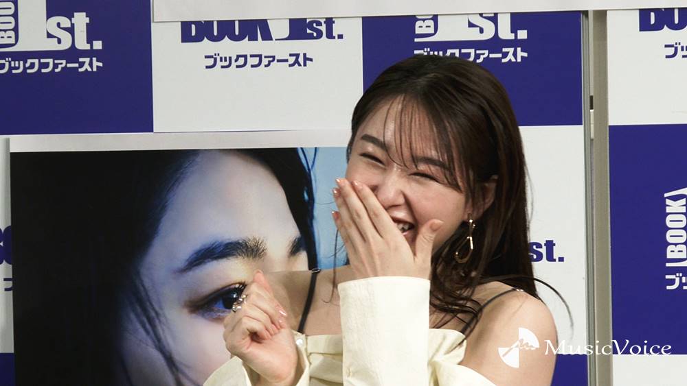 桜井日奈子、写真集で人生初の水着姿　ドラマ共演の福原遥らも驚くセクシーさ