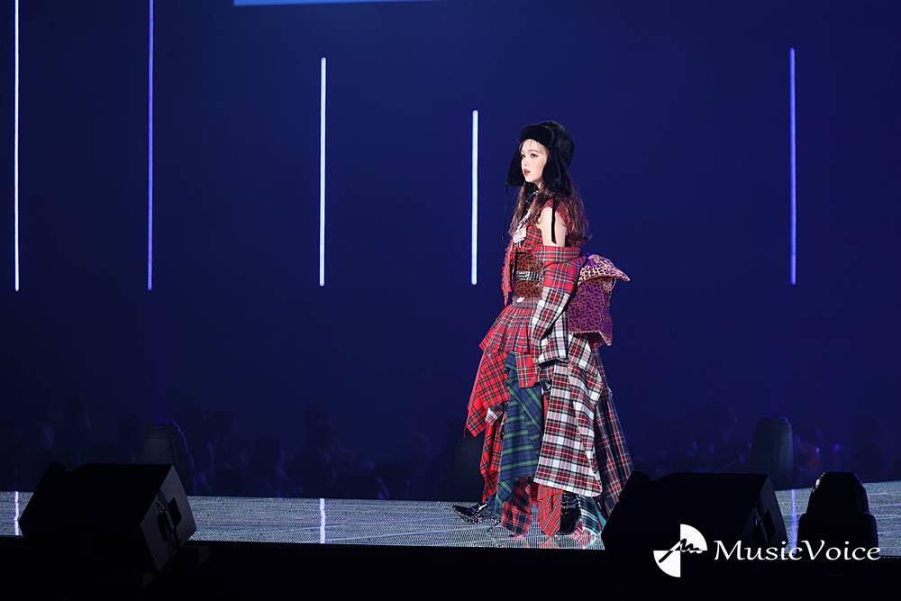 藤田ニコル＆出口夏希、和装アレンジの衣装でランウェイ　西垣匠は舌出しで大歓声