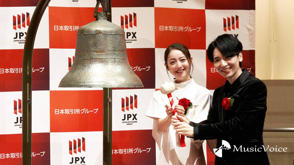 佐々木希、東証で打鐘を初体験　白のドレス姿で新規上場セレモニー