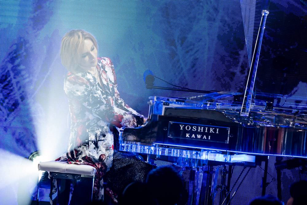 YOSHIKI、三度目の首の手術を控えるなか痛みを堪えてディナーショー13公演を完走