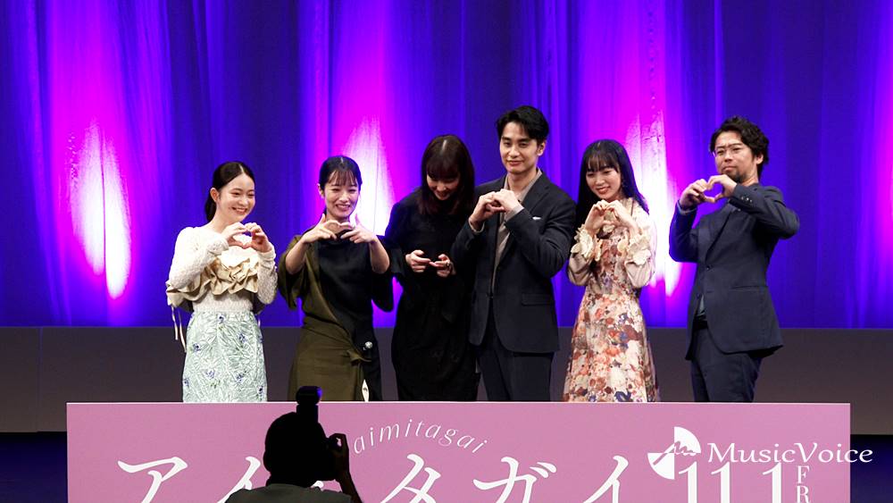 黒木華、カメラマンのムチャぶりに戸惑いながらも…ハートポーズ