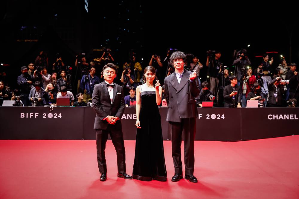 有村架純＆坂口健太郎、釜山国際映画祭で大歓声「愛をすごく感じました」