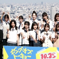 日向坂46四期生10人、47階の高層テラスでフォトセッション　劇中の制服姿で