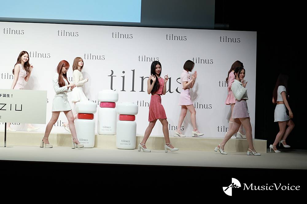 NiziU、美脚ひかる　キュートなパステルカラーの衣装で登壇