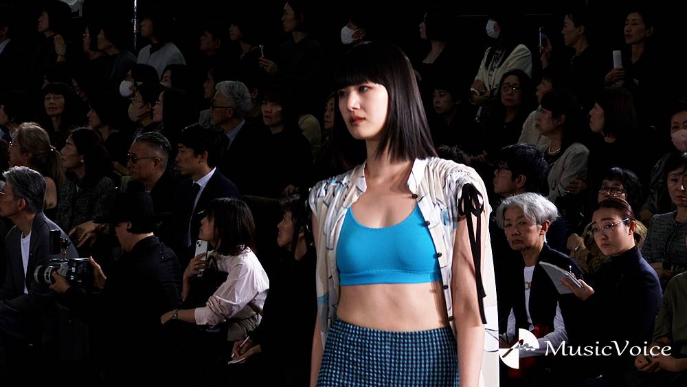 パリコレモデル稲垣貴子ら華やかにランウェイ、金子ノブアキが生演奏
