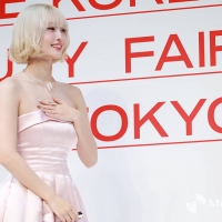 TWICE・MOMO「お人形」をイメージ、美しさ際立つオフショルドレス姿で魅了