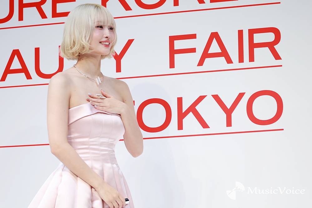 TWICE・MOMO「お人形」をイメージ、美しさ際立つオフショルドレス姿で魅了