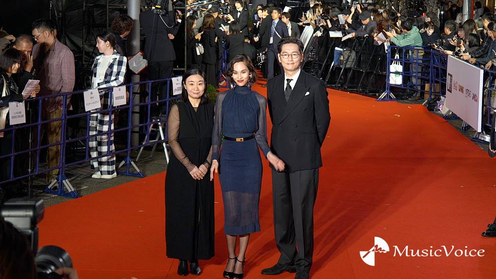 井浦新・水原希子、大人な気品と美しさ漂うモダンな装いでレカペ