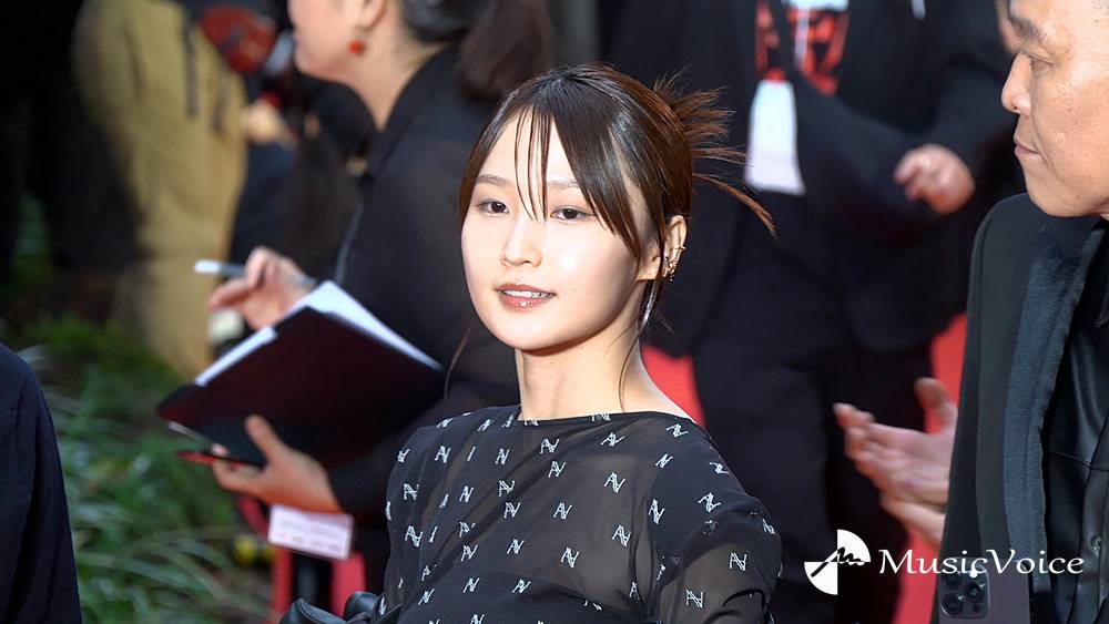 鞘師里保、至近距離ファンサ　美脚チラリ深いスリットドレス姿でレカペ
