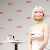 TWICE・MOMO、お姫様メイク＆ファッションで登場
