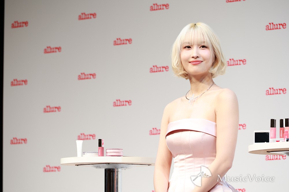 TWICE・MOMO、美スタイル際立つオフショルドレスで登場　お姫様メイクにうっとり