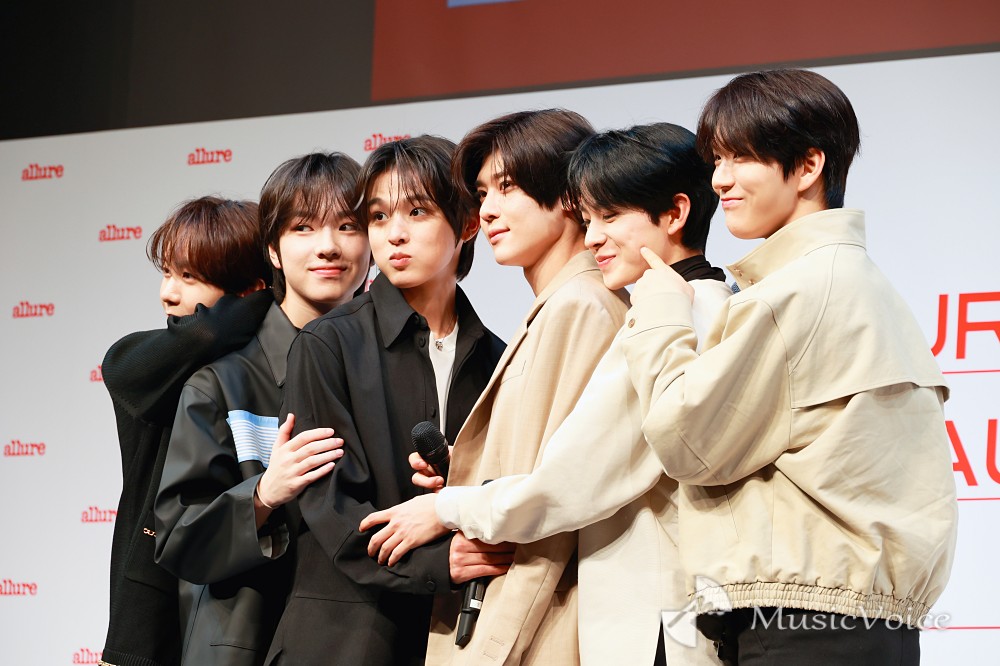 NCT WISH、くっつきショット再現で照れ笑い