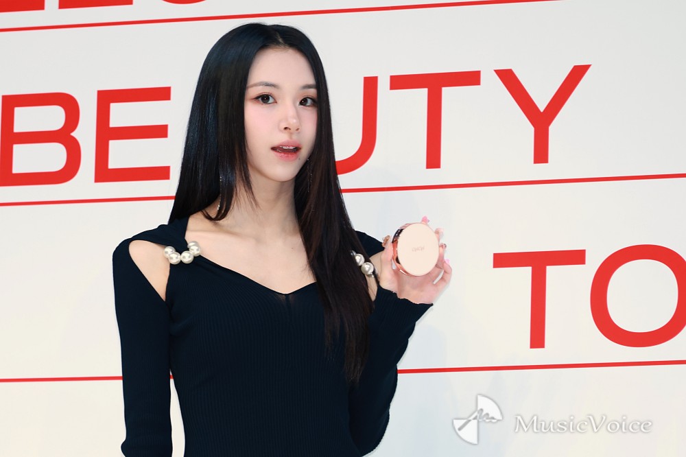 TWICEチェヨン、美脚際立つミニワンピ姿で登場　ポイントは秋色リップ