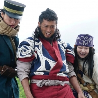 山﨑賢人主演「連続ドラマＷ ゴールデンカムイ」アシリパの父の旧友・キロランケと遭遇