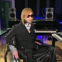 YOSHIKI、頚椎手術後初の生放送に車椅子で登場