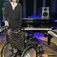 YOSHIKI、頚椎手術後初の生放送に車椅子で登場