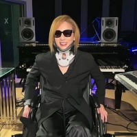 YOSHIKI、頚椎手術後初の生放送に車椅子で登場